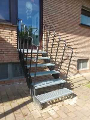 Neue Outdoortreppe für den Hintereingang - 